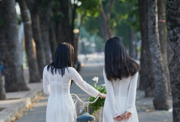 Białe sukienki na lato - jaki dobrać kolor butów Jakie dodatki