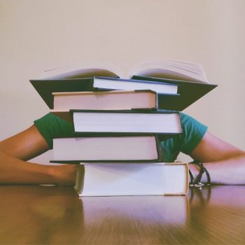 Lektury obowiązkowe na egzamin ósmoklasisty: Co warto wiedzieć o wymaganych książkach