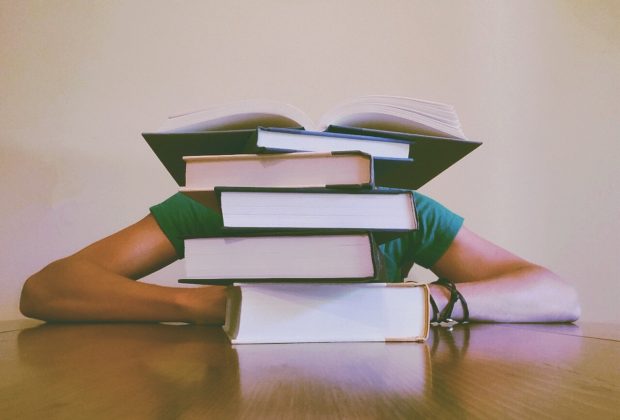 Lektury obowiązkowe na egzamin ósmoklasisty: Co warto wiedzieć o wymaganych książkach